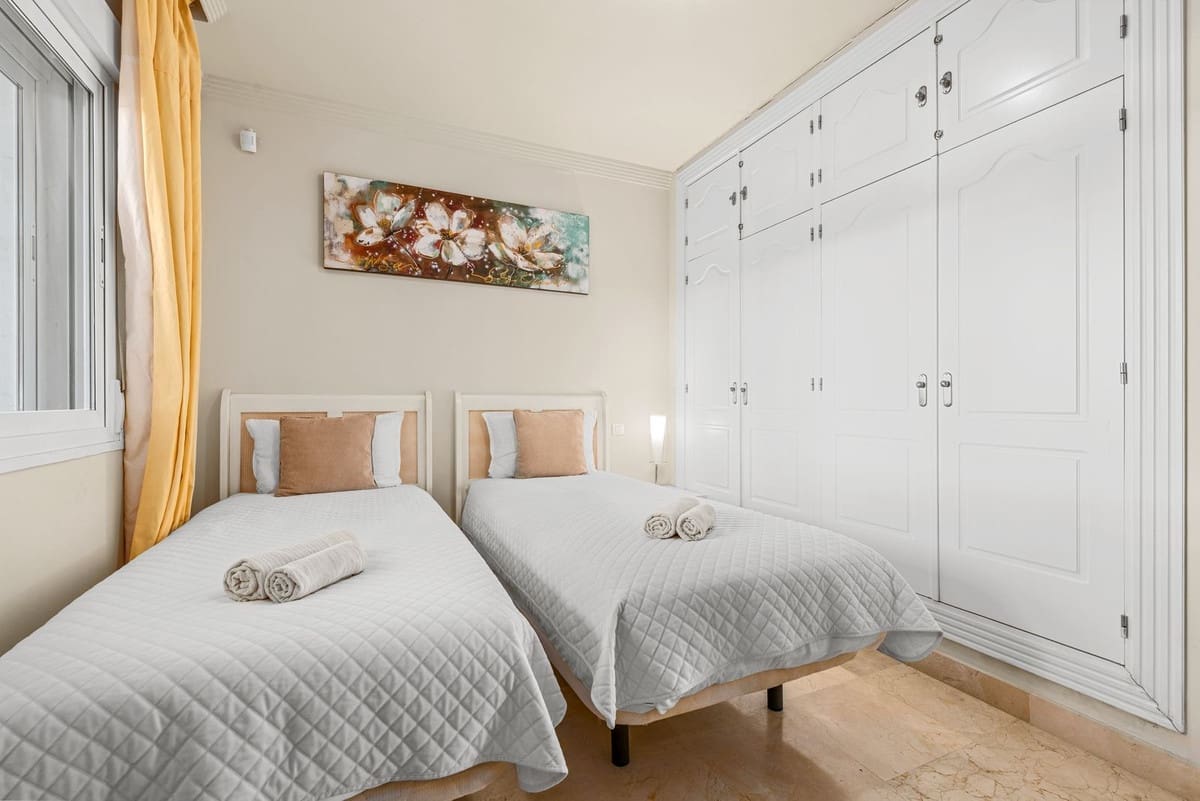 Apartamento de 2 habitaciones en Estepona en venta con piscina garaje - 695.000 € (Ref: 10124832)