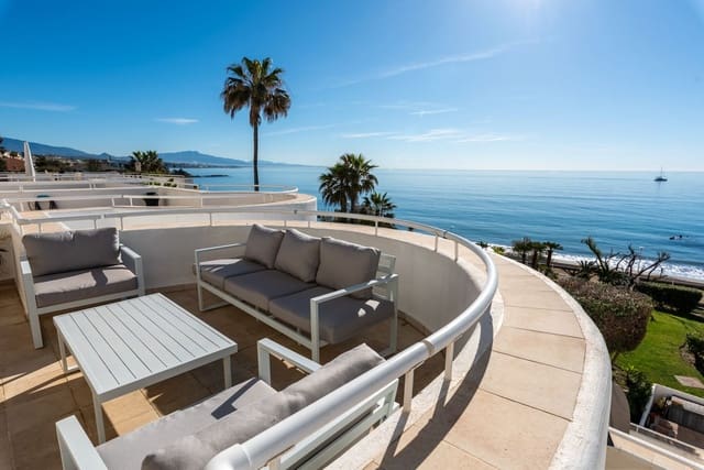Apartamento de 2 habitaciones en Estepona en venta con piscina garaje - 695.000 € (Ref: 10124832)