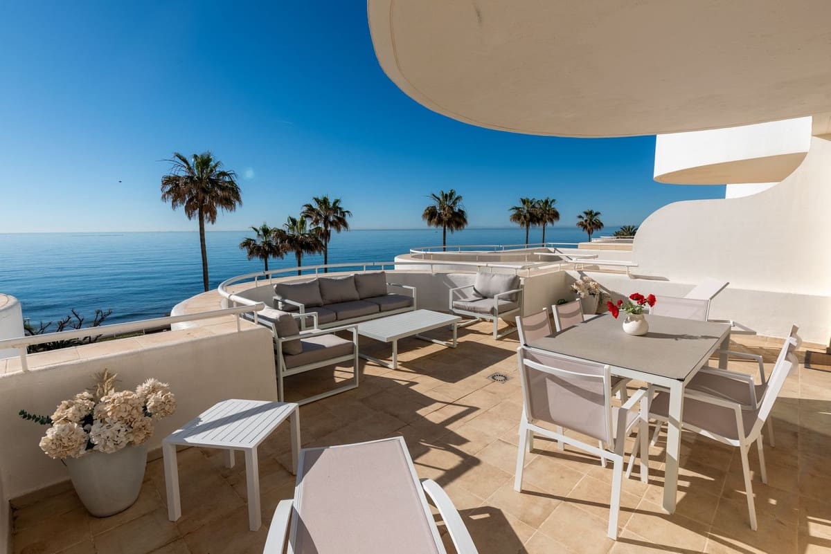 Apartamento de 2 habitaciones en Estepona en venta con piscina garaje - 695.000 € (Ref: 10124832)