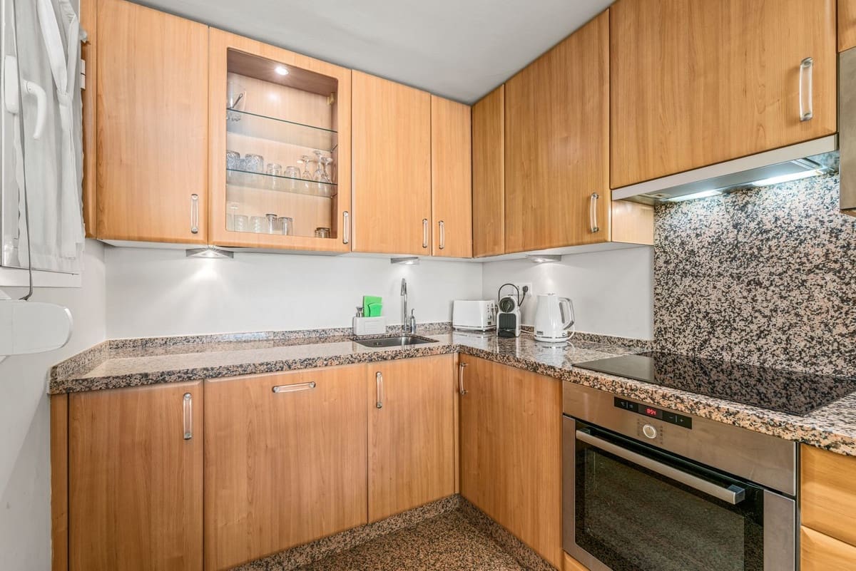 Apartamento de 2 habitaciones en Estepona en venta con piscina garaje - 695.000 € (Ref: 10124832)