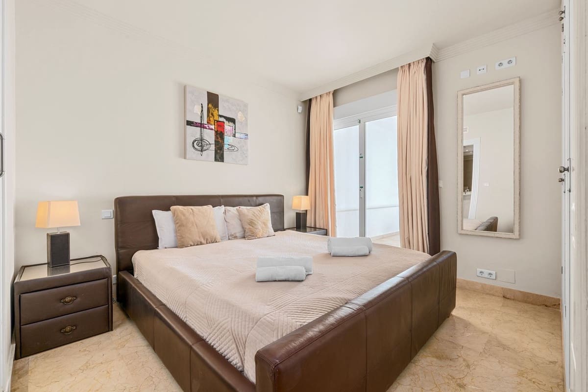 Apartamento de 2 habitaciones en Estepona en venta con piscina garaje - 695.000 € (Ref: 10124832)