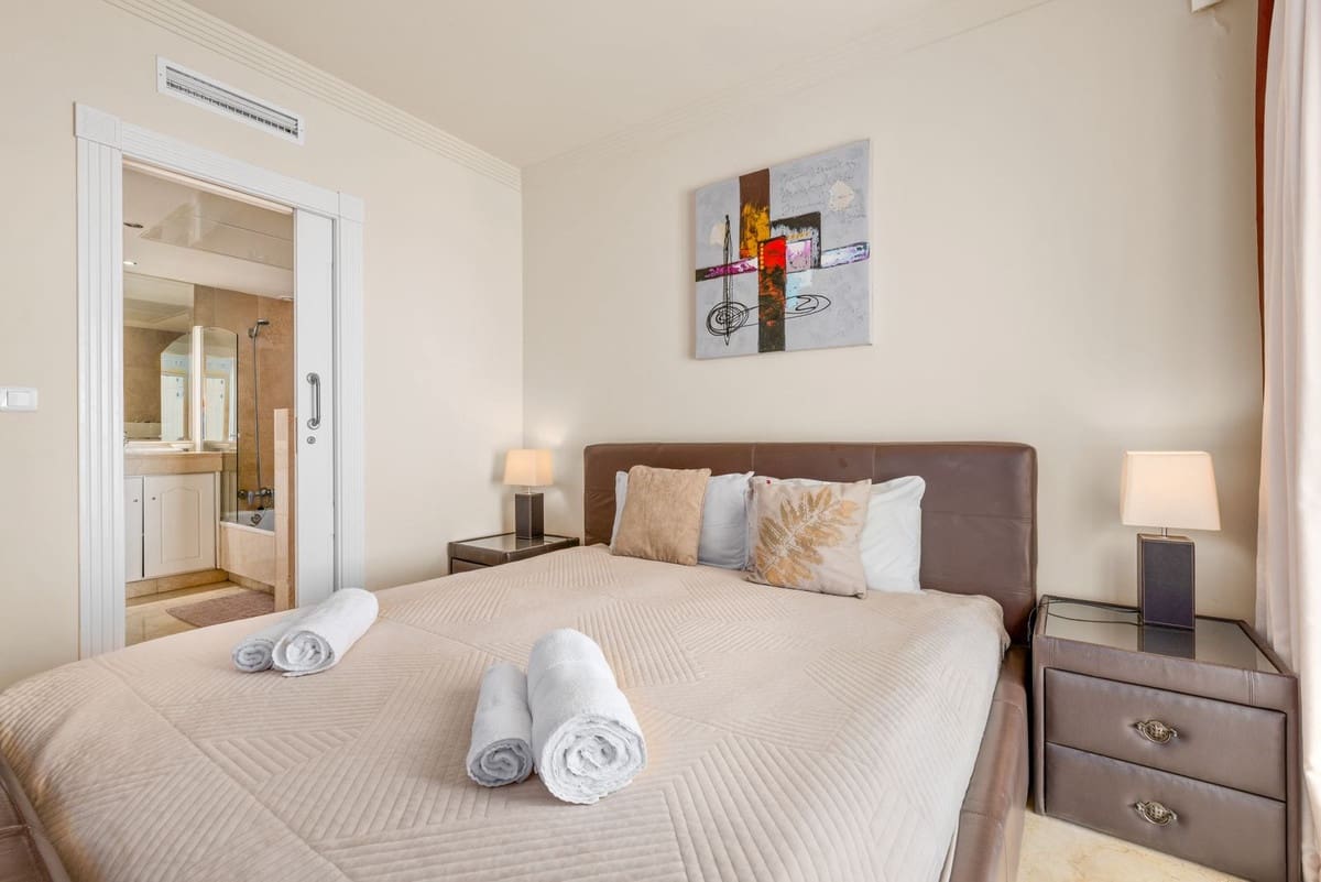 Apartamento de 2 habitaciones en Estepona en venta con piscina garaje - 695.000 € (Ref: 10124832)