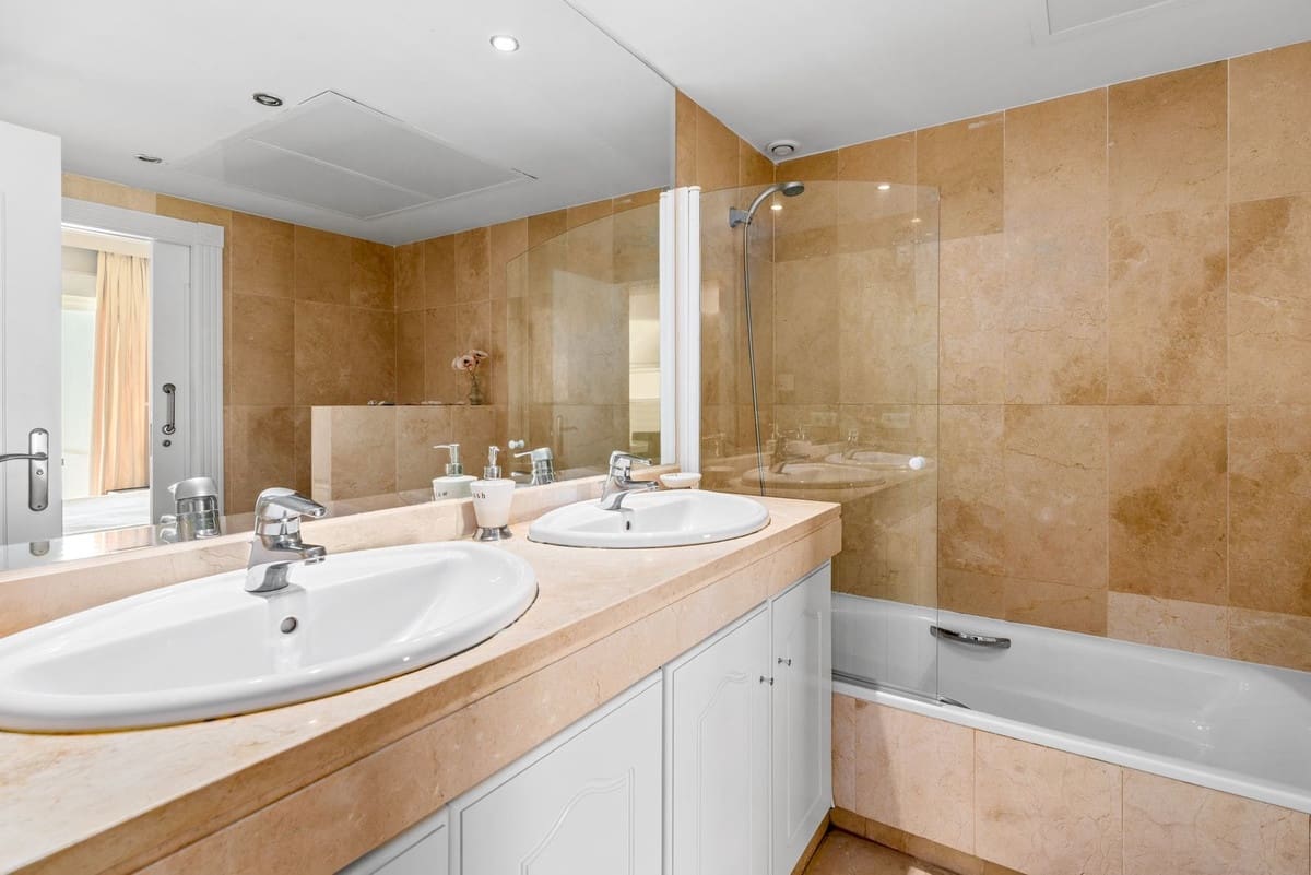 Apartamento de 2 habitaciones en Estepona en venta con piscina garaje - 695.000 € (Ref: 10124832)