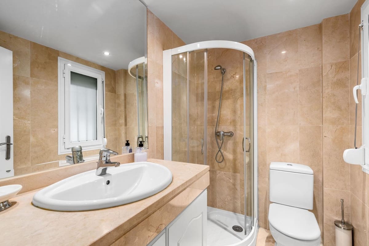 Apartamento de 2 habitaciones en Estepona en venta con piscina garaje - 695.000 € (Ref: 10124832)