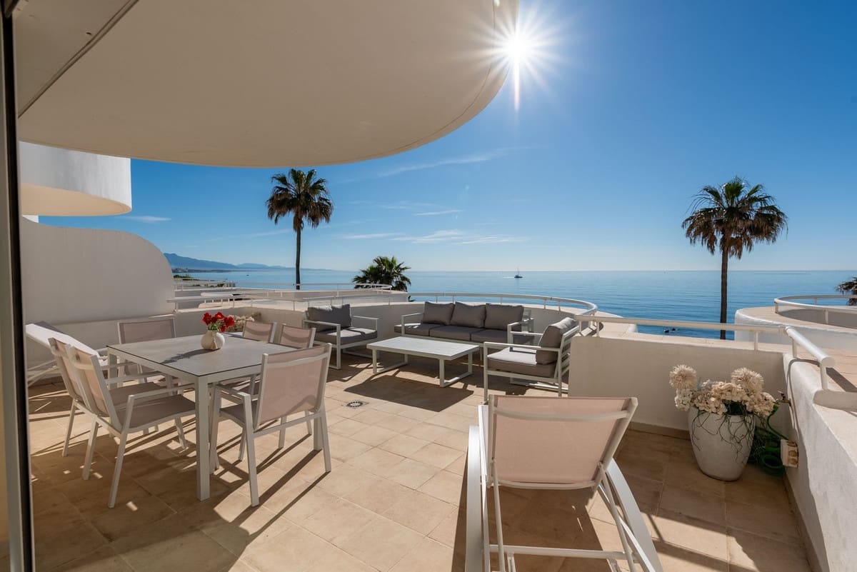 Apartamento de 2 habitaciones en Estepona en venta con piscina garaje - 695.000 € (Ref: 10124832)