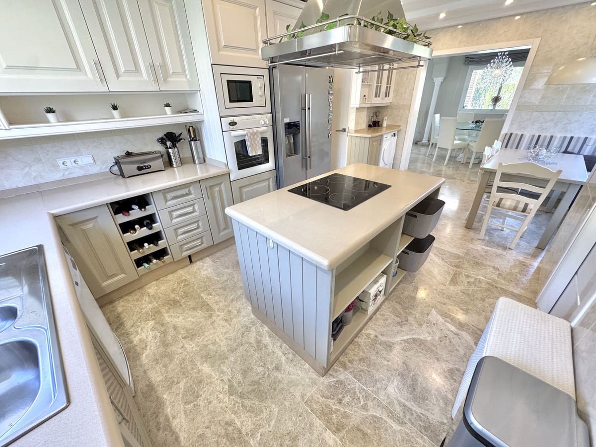 4 slaapkamer Villa te koop in Calahonda met zwembad garage - € 1.250.000 (Ref: 10130873)