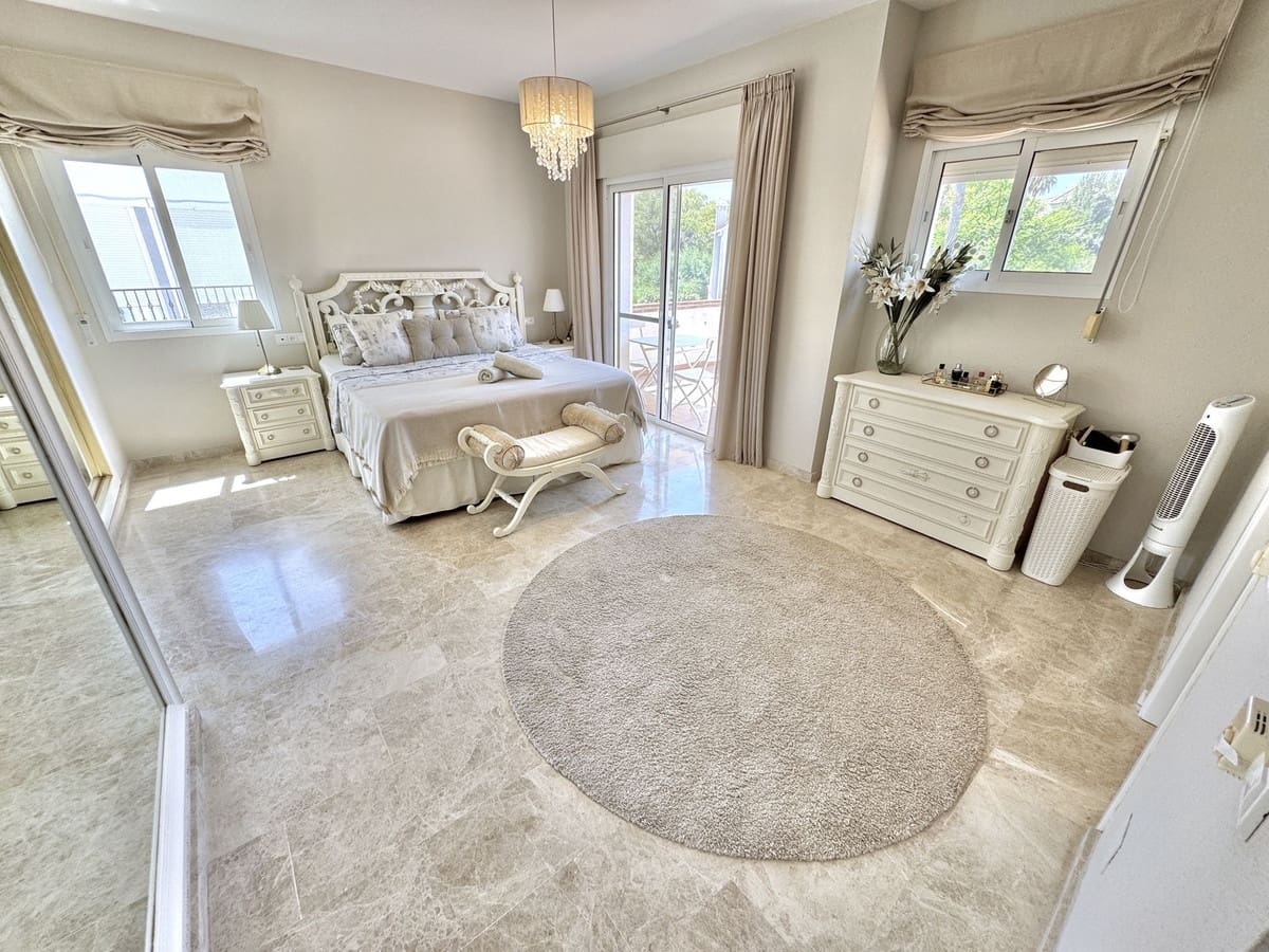 4 slaapkamer Villa te koop in Calahonda met zwembad garage - € 1.250.000 (Ref: 10130873)