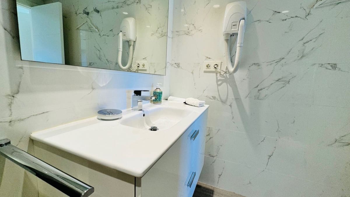 Apartamento de 2 habitaciones en Elviria en venta con piscina garaje - 890.000 € (Ref: 10130881)