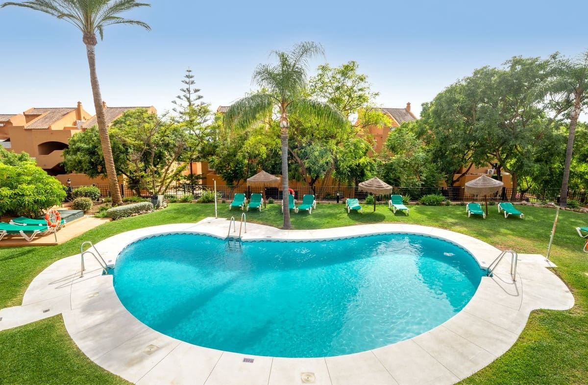 Apartamento de 2 habitaciones en Elviria en venta con piscina garaje - 549.000 € (Ref: 10130884)