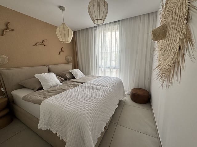 Apartamento de 2 habitaciones en Elviria, Marbella en venta con piscina - 670.000 € (Ref: 10130887)