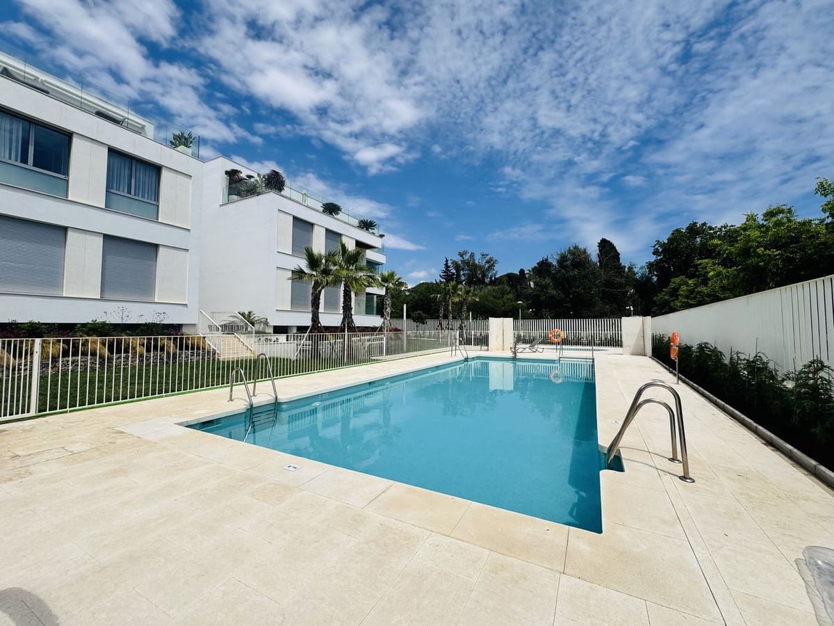 Apartamento de 2 habitaciones en Elviria en venta con piscina - 670.000 € (Ref: 10130887)