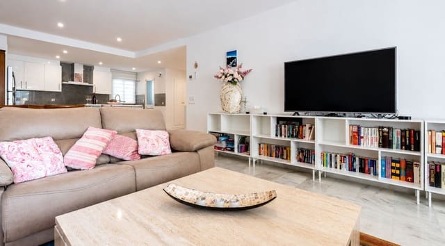 Apartamento de 4 habitaciones en Elviria, Marbella en venta con piscina - 899.000 € (Ref: 10130890)