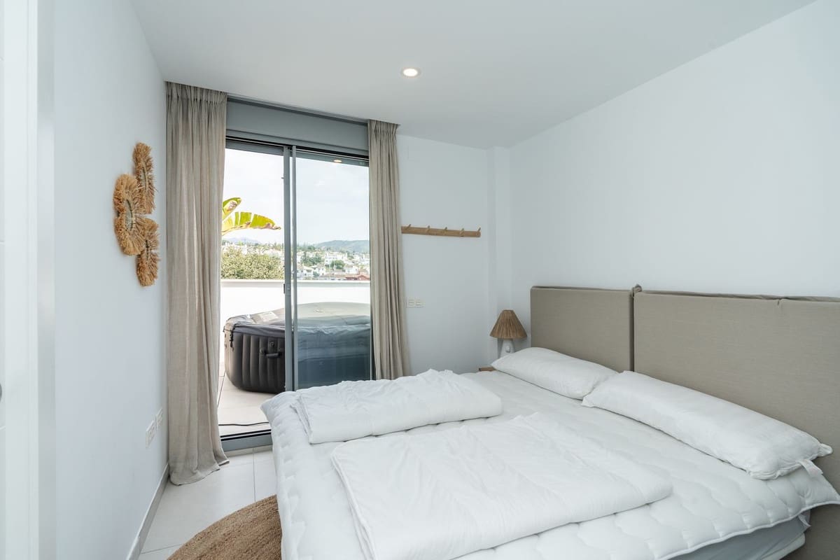 Apartamento de 3 habitaciones en Elviria en venta con piscina garaje - 1.249.500 € (Ref: 10130897)