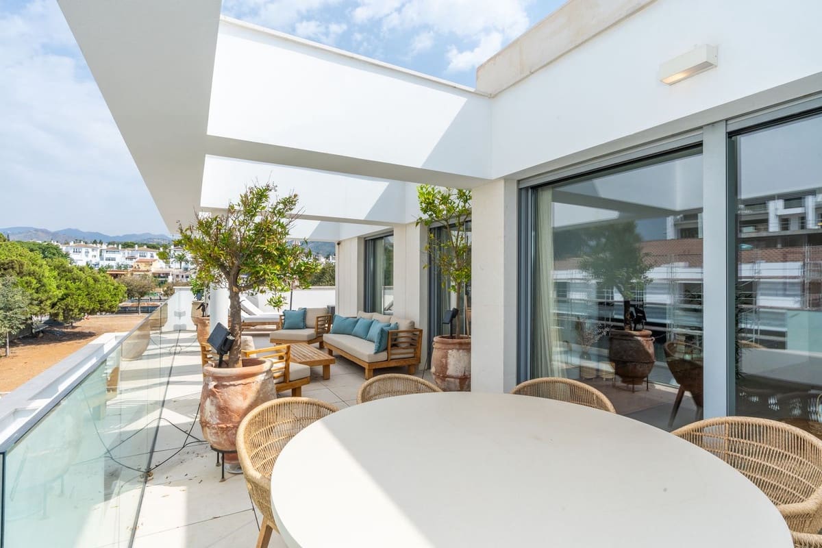 Apartamento de 3 habitaciones en Elviria en venta con piscina garaje - 1.249.500 € (Ref: 10130897)