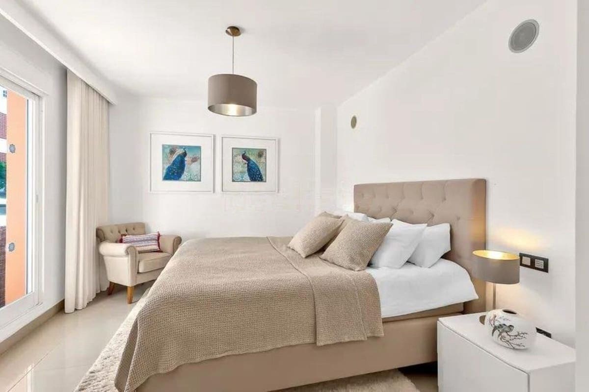 Apartamento de 3 habitaciones en El Paraiso en venta con piscina garaje - 620.000 € (Ref: 10140385)
