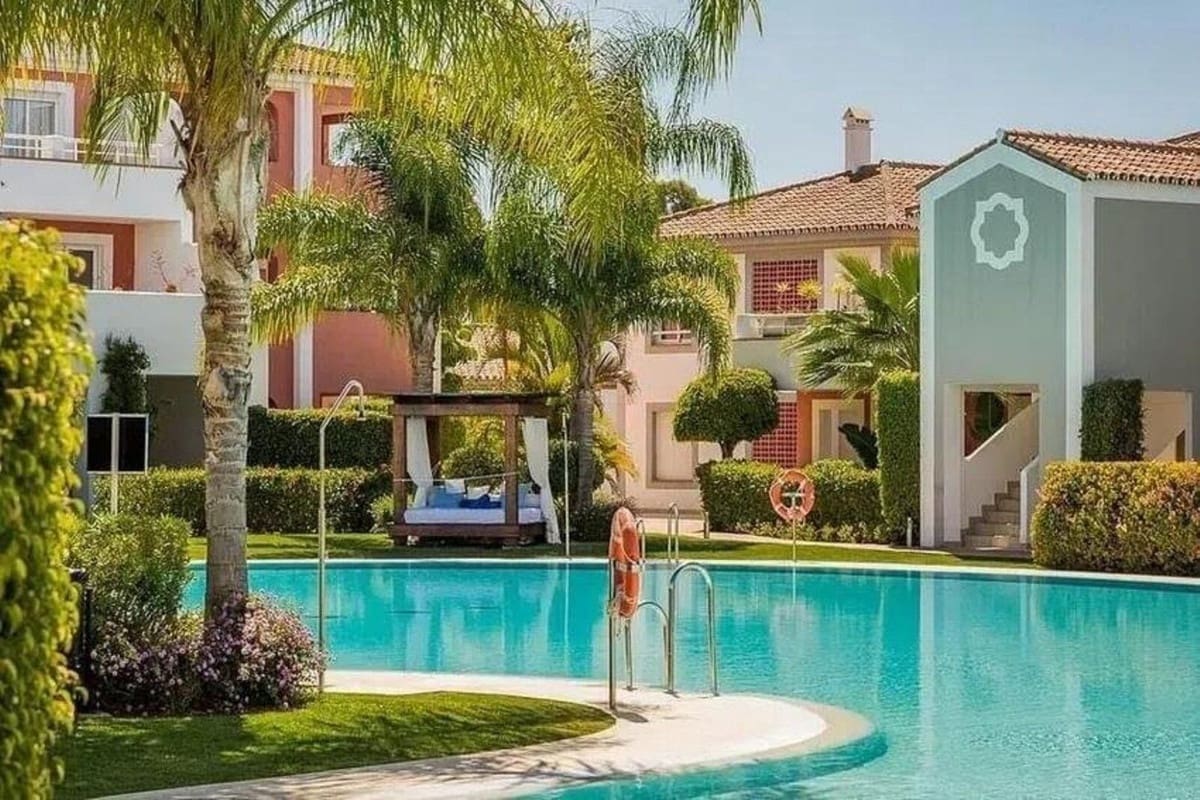 Apartamento de 3 habitaciones en El Paraiso en venta con piscina garaje - 620.000 € (Ref: 10140385)
