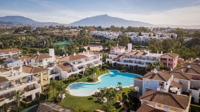 Apartamento de 3 habitaciones en El Paraiso, Estepona en venta con piscina garaje - 620.000 € (Ref: 10140385)