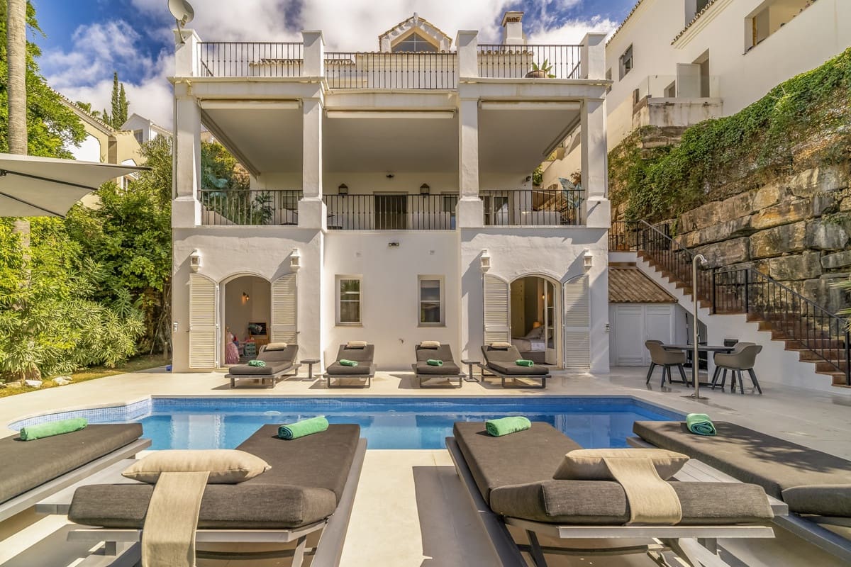 4 slaapkamer Villa te koop in Istan met zwembad garage - € 1.650.000 (Ref: 10140389)