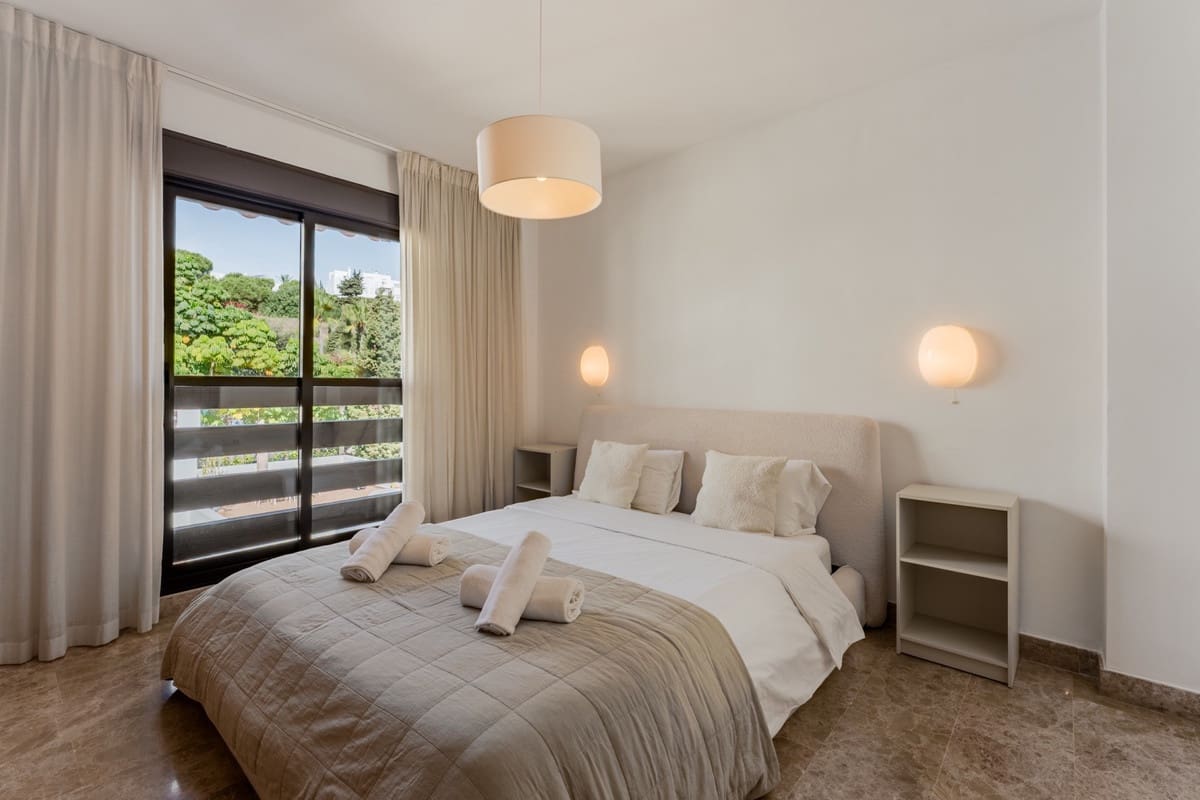 Apartamento de 2 habitaciones en New Golden Mile en venta con piscina garaje - 435.000 € (Ref: 10140404)