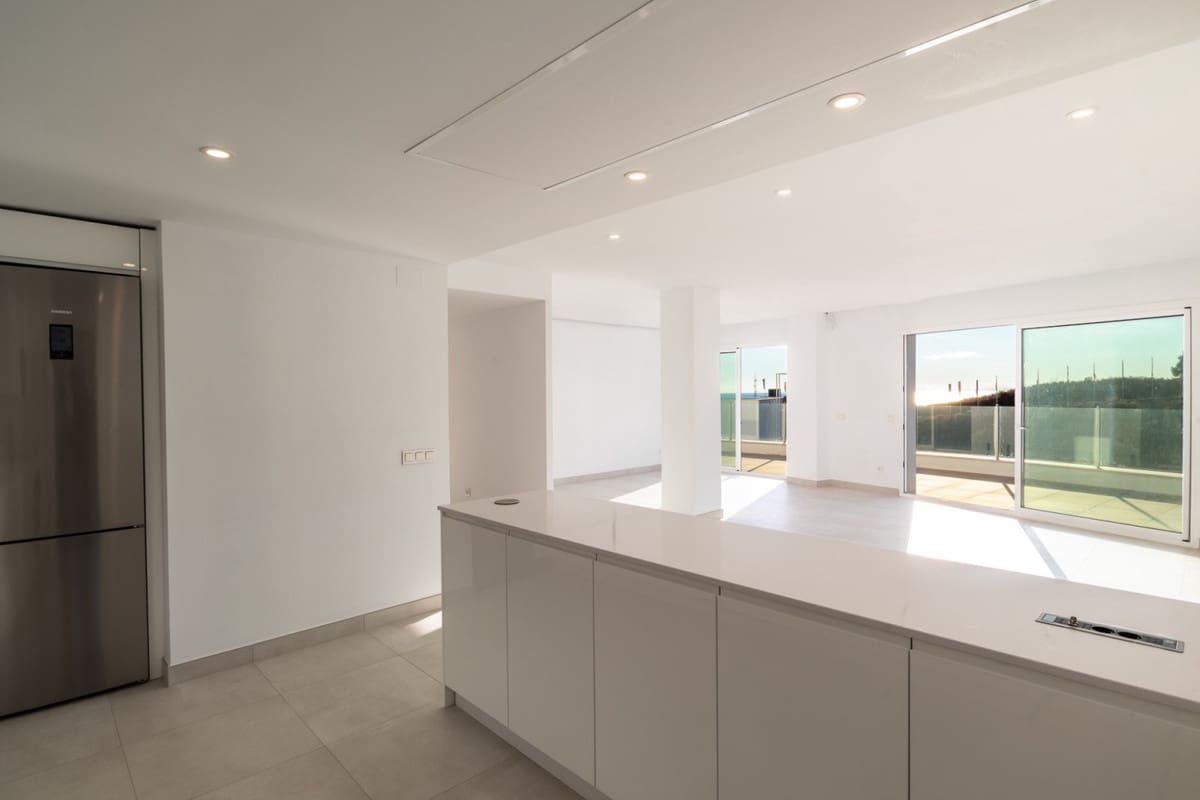 4 slaapkamer Appartement te koop in Los Monteros met zwembad - € 749.000 (Ref: 10145633)