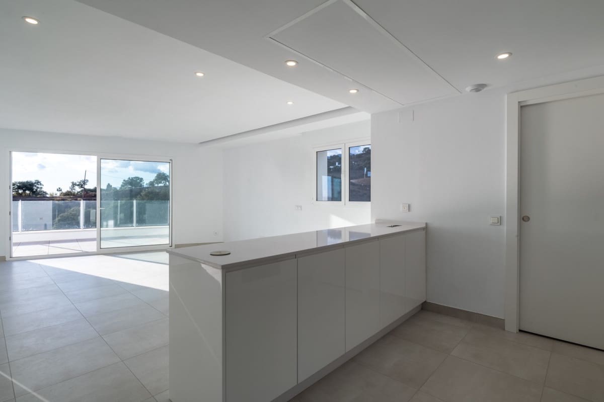 4 slaapkamer Appartement te koop in Los Monteros met zwembad - € 749.000 (Ref: 10145633)