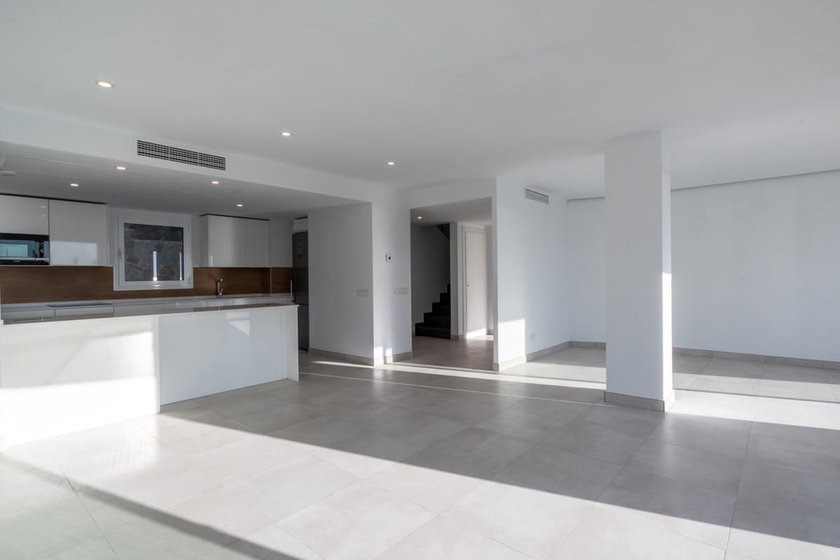 4 slaapkamer Appartement te koop in Los Monteros met zwembad - € 749.000 (Ref: 10145633)