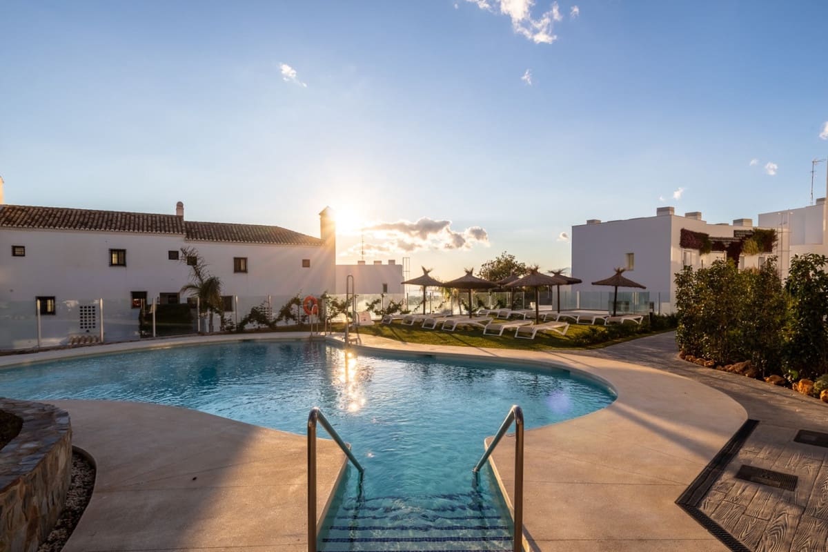 4 slaapkamer Appartement te koop in Los Monteros met zwembad - € 749.000 (Ref: 10145633)