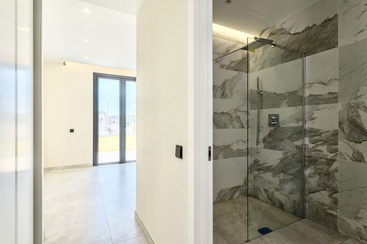 2 bedroom Villa for sale in Benalmadena with pool - € 1,400,000 (Ref: 10148246)