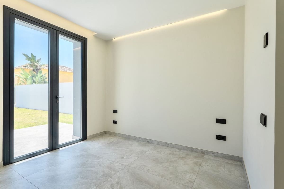 2 bedroom Villa for sale in Benalmadena with pool - € 1,400,000 (Ref: 10148246)