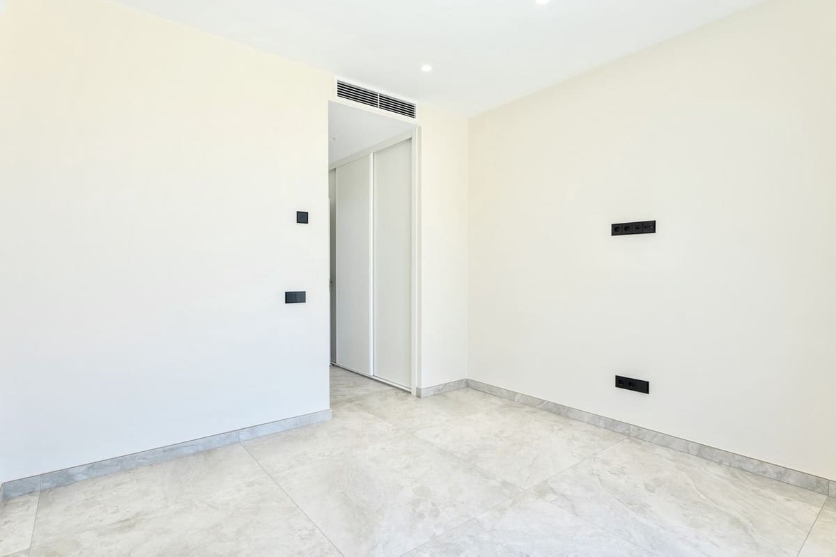 2 bedroom Villa for sale in Benalmadena with pool - € 1,400,000 (Ref: 10148246)