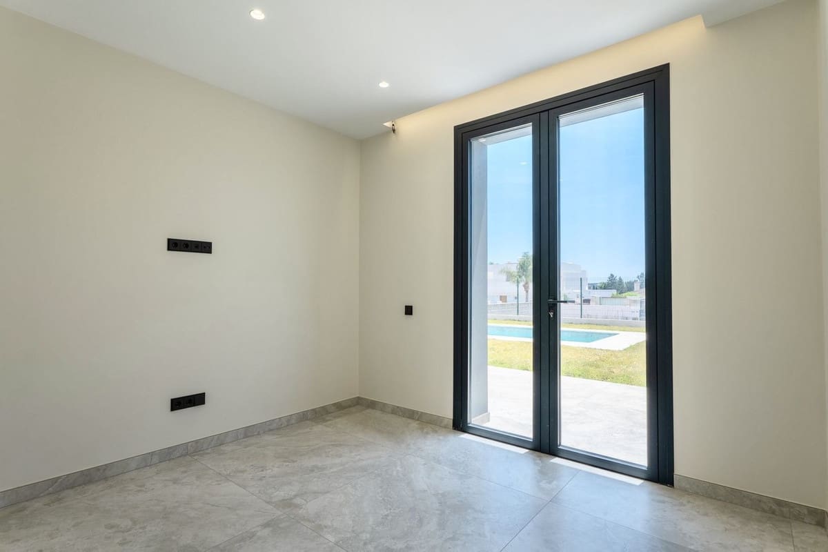 2 bedroom Villa for sale in Benalmadena with pool - € 1,400,000 (Ref: 10148246)