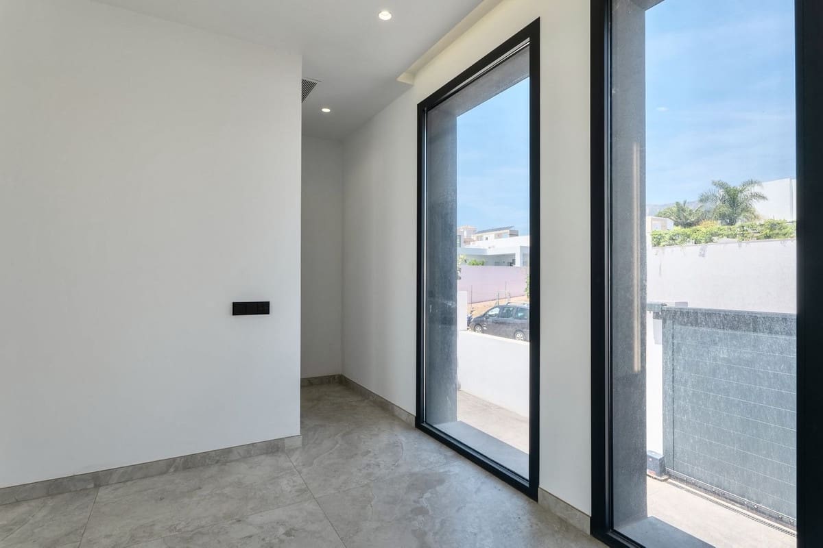 2 bedroom Villa for sale in Benalmadena with pool - € 1,400,000 (Ref: 10148246)