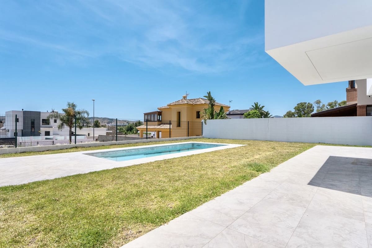 2 bedroom Villa for sale in Benalmadena with pool - € 1,400,000 (Ref: 10148246)