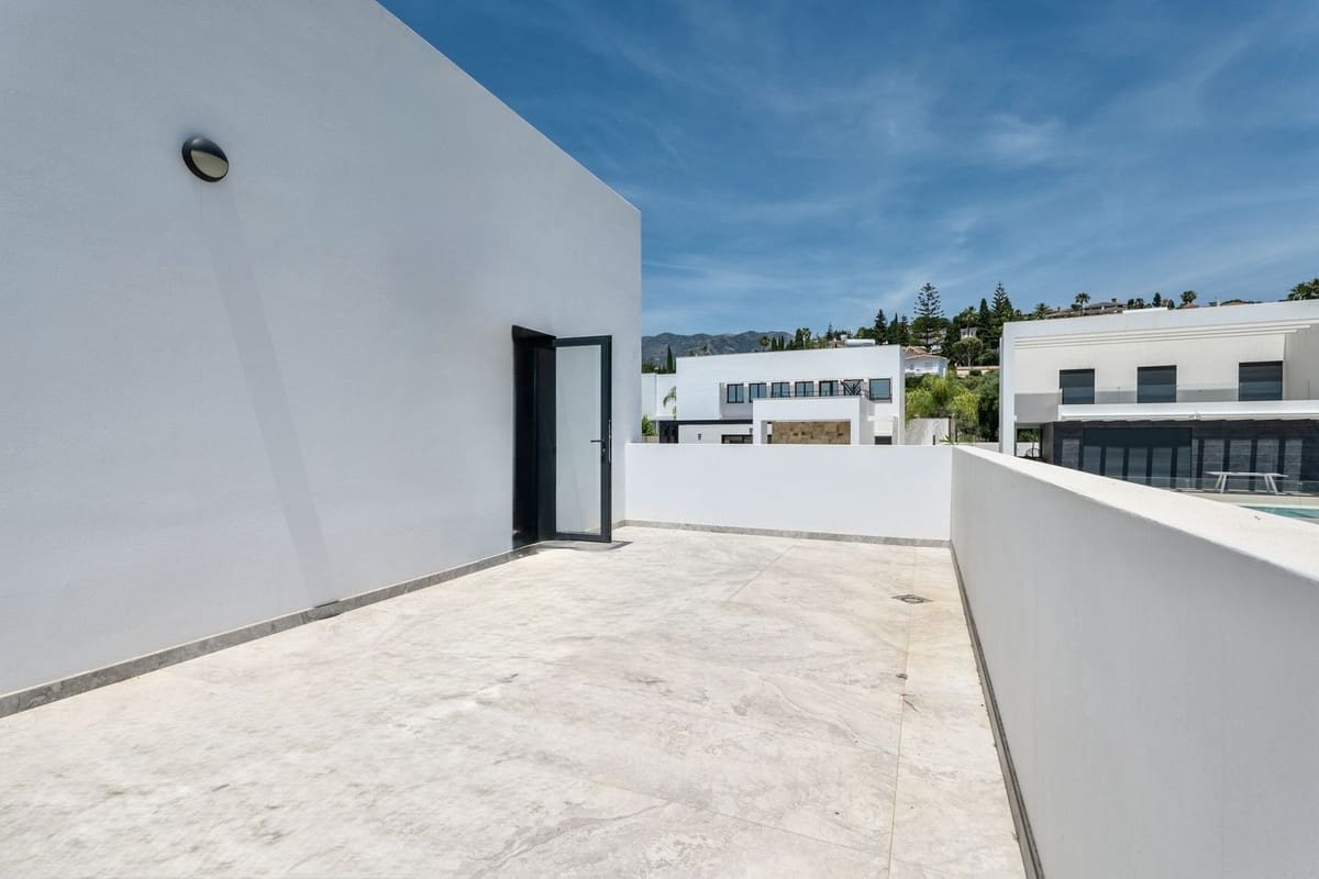 2 bedroom Villa for sale in Benalmadena with pool - € 1,400,000 (Ref: 10148246)