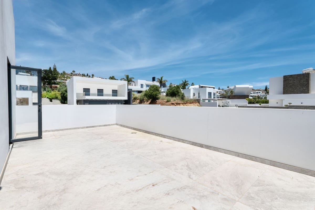 2 bedroom Villa for sale in Benalmadena with pool - € 1,400,000 (Ref: 10148246)
