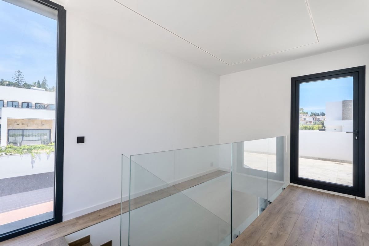 2 bedroom Villa for sale in Benalmadena with pool - € 1,400,000 (Ref: 10148246)