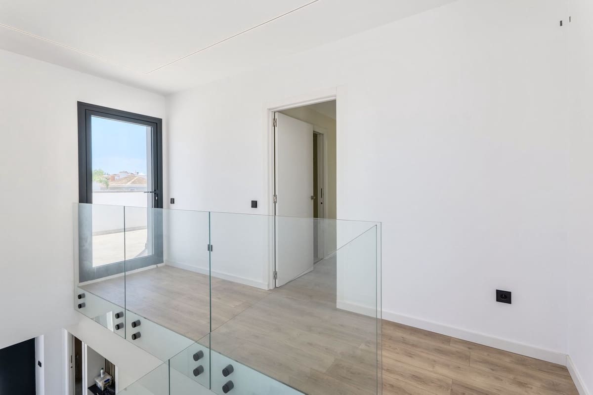 2 bedroom Villa for sale in Benalmadena with pool - € 1,400,000 (Ref: 10148246)