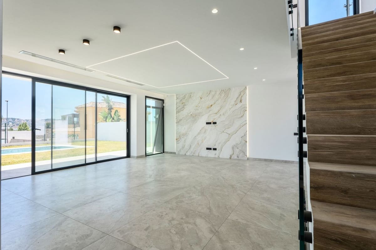 2 bedroom Villa for sale in Benalmadena with pool - € 1,400,000 (Ref: 10148246)