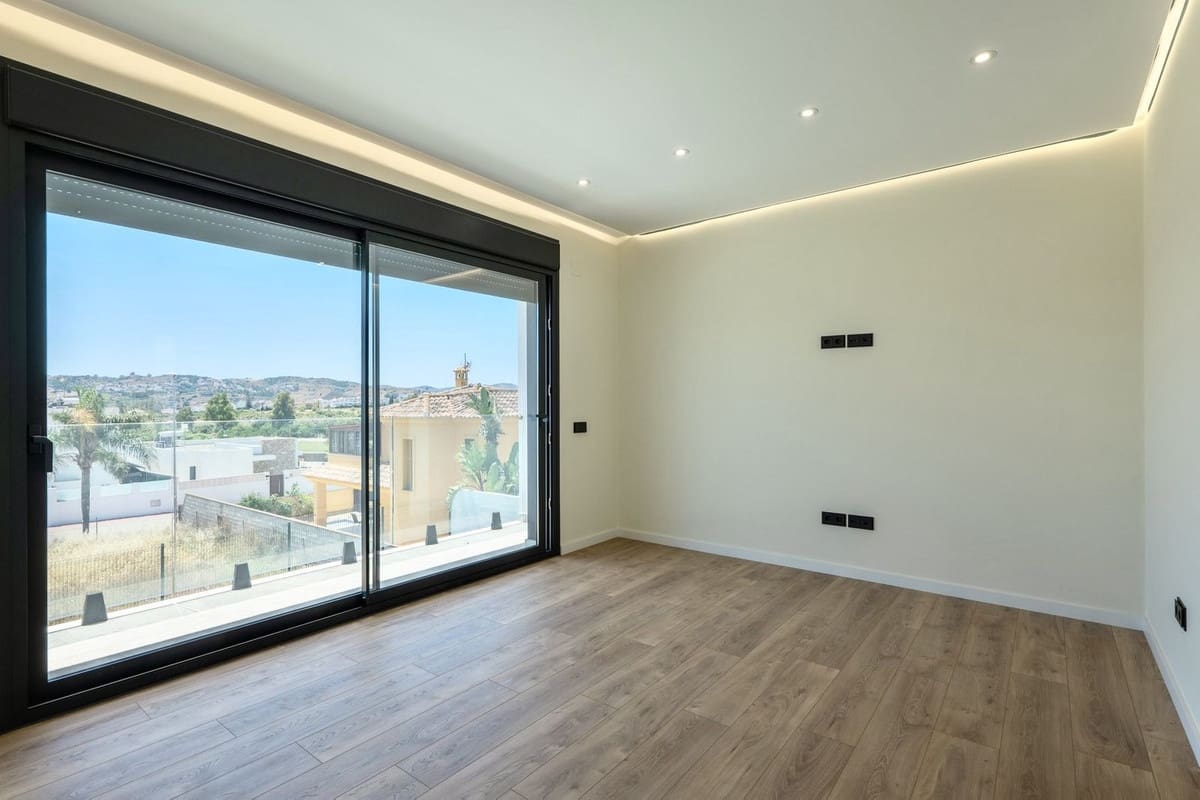 2 bedroom Villa for sale in Benalmadena with pool - € 1,400,000 (Ref: 10148246)