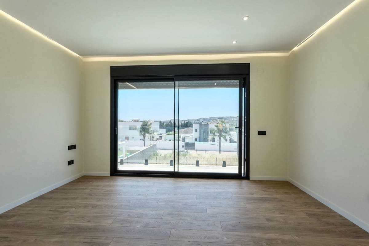 2 bedroom Villa for sale in Benalmadena with pool - € 1,400,000 (Ref: 10148246)
