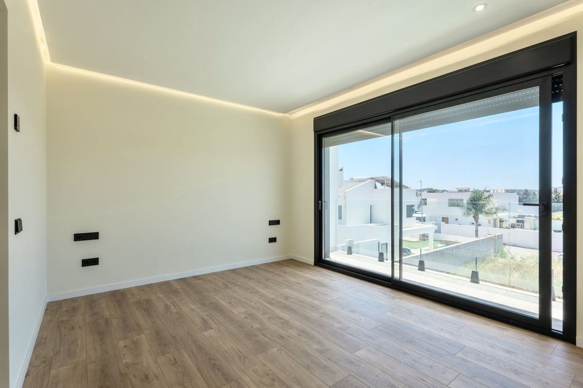 2 bedroom Villa for sale in Benalmadena with pool - € 1,400,000 (Ref: 10148246)