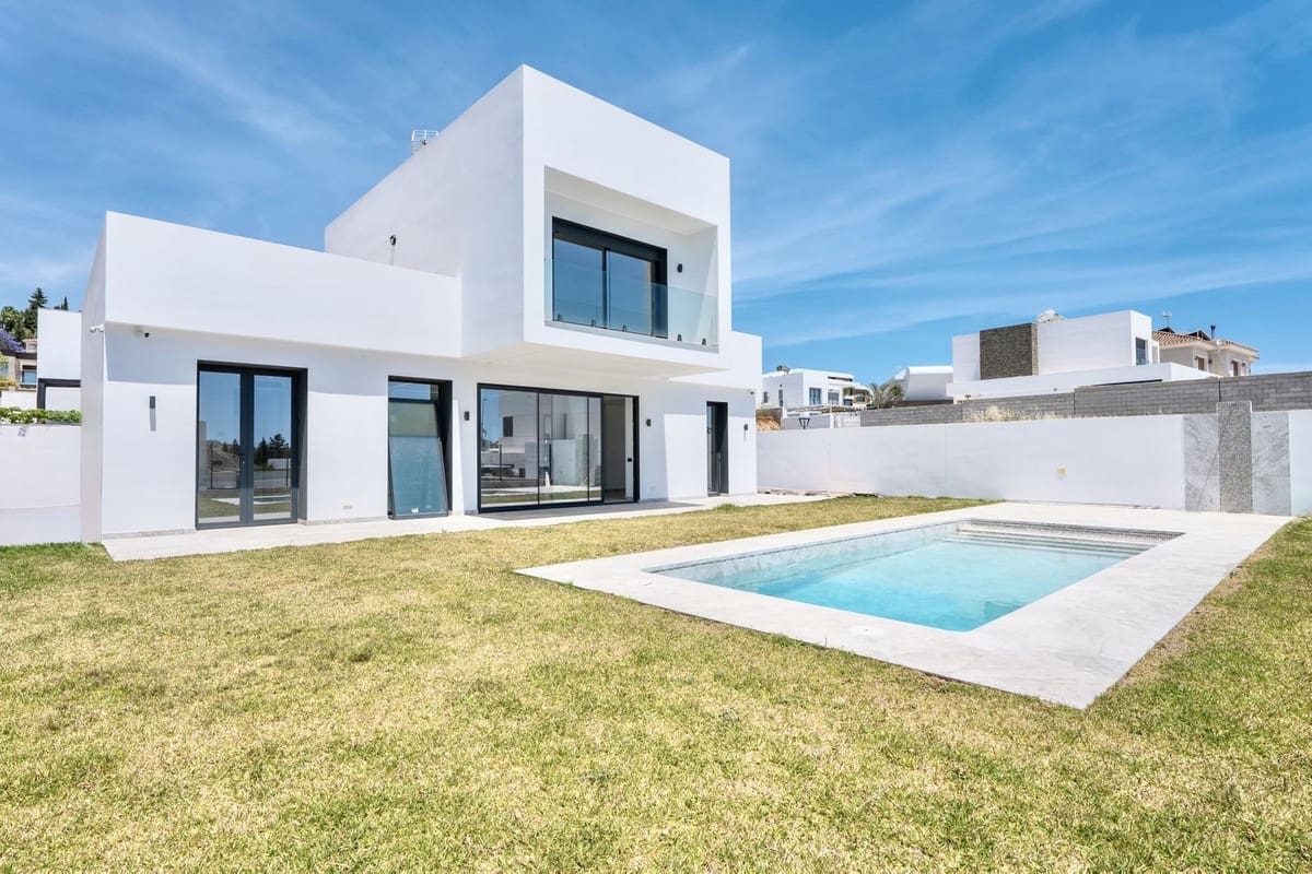 2 bedroom Villa for sale in Benalmadena with pool - € 1,400,000 (Ref: 10148246)