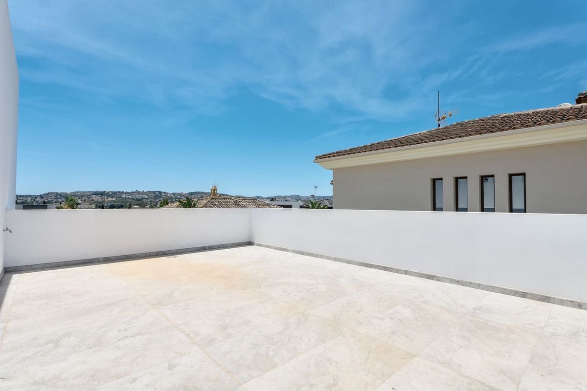 2 bedroom Villa for sale in Benalmadena with pool - € 1,400,000 (Ref: 10148246)