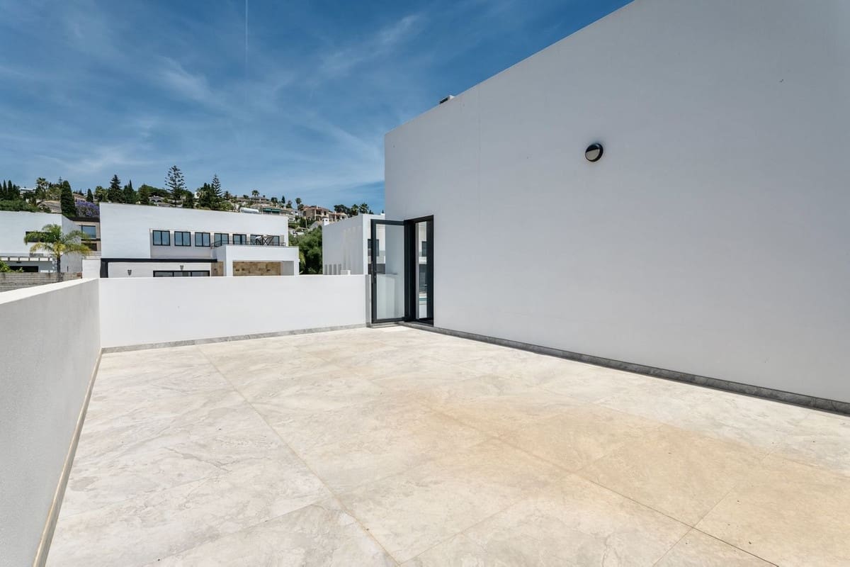 2 bedroom Villa for sale in Benalmadena with pool - € 1,400,000 (Ref: 10148246)