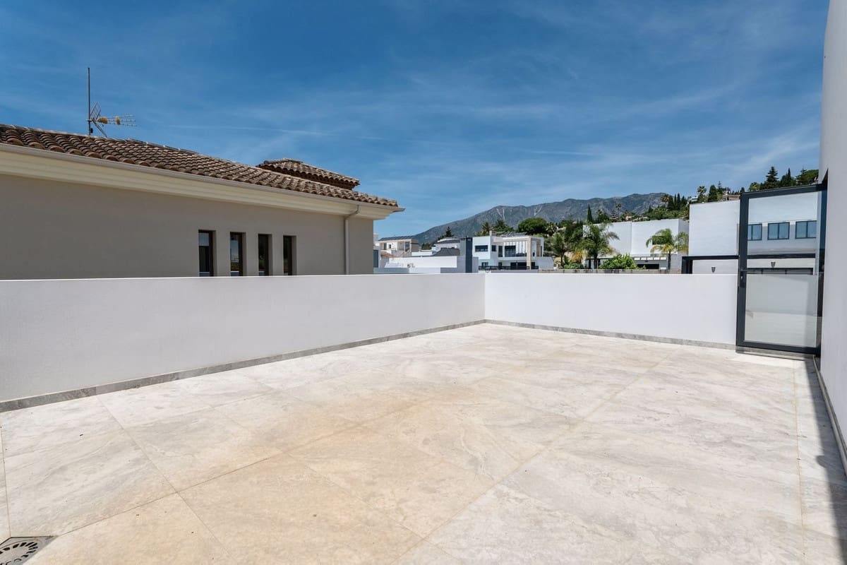 2 bedroom Villa for sale in Benalmadena with pool - € 1,400,000 (Ref: 10148246)