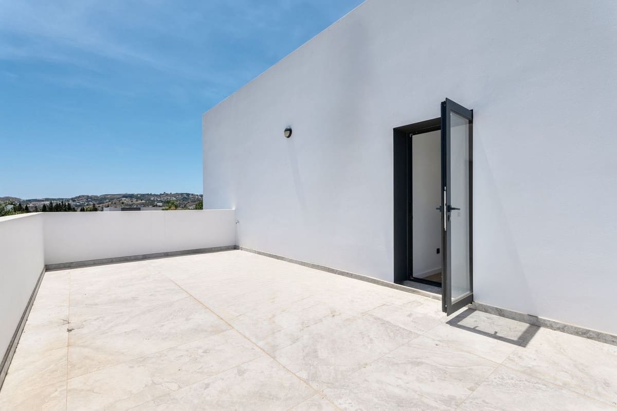 2 bedroom Villa for sale in Benalmadena with pool - € 1,400,000 (Ref: 10148246)