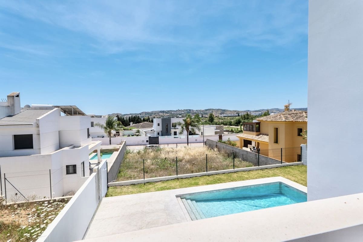 2 bedroom Villa for sale in Benalmadena with pool - € 1,400,000 (Ref: 10148246)