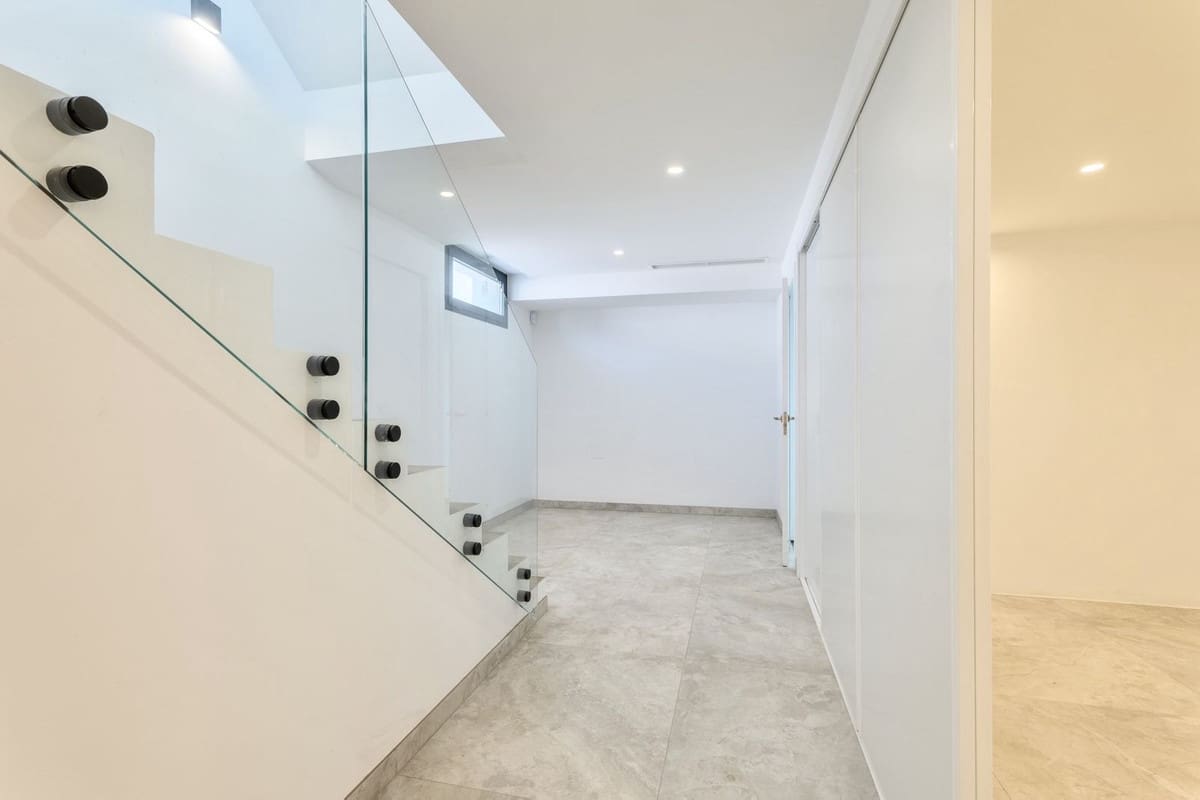 2 bedroom Villa for sale in Benalmadena with pool - € 1,400,000 (Ref: 10148246)