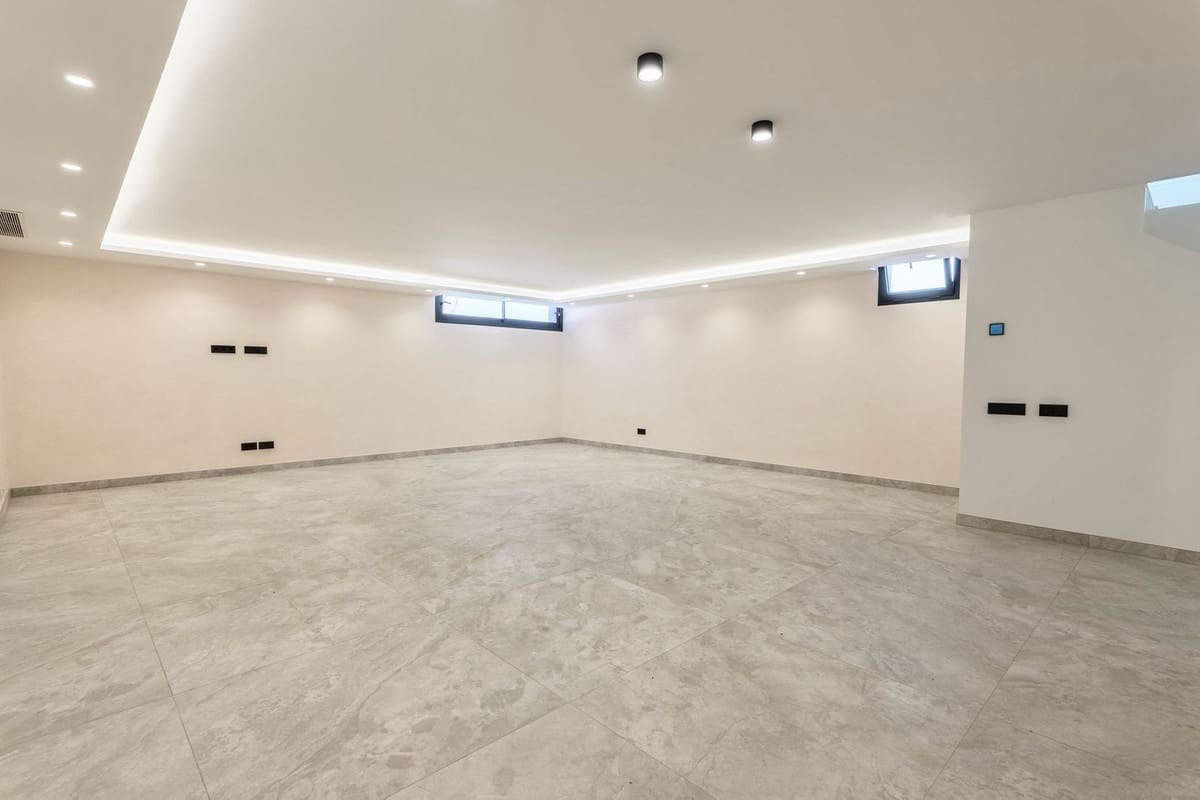 2 bedroom Villa for sale in Benalmadena with pool - € 1,400,000 (Ref: 10148246)