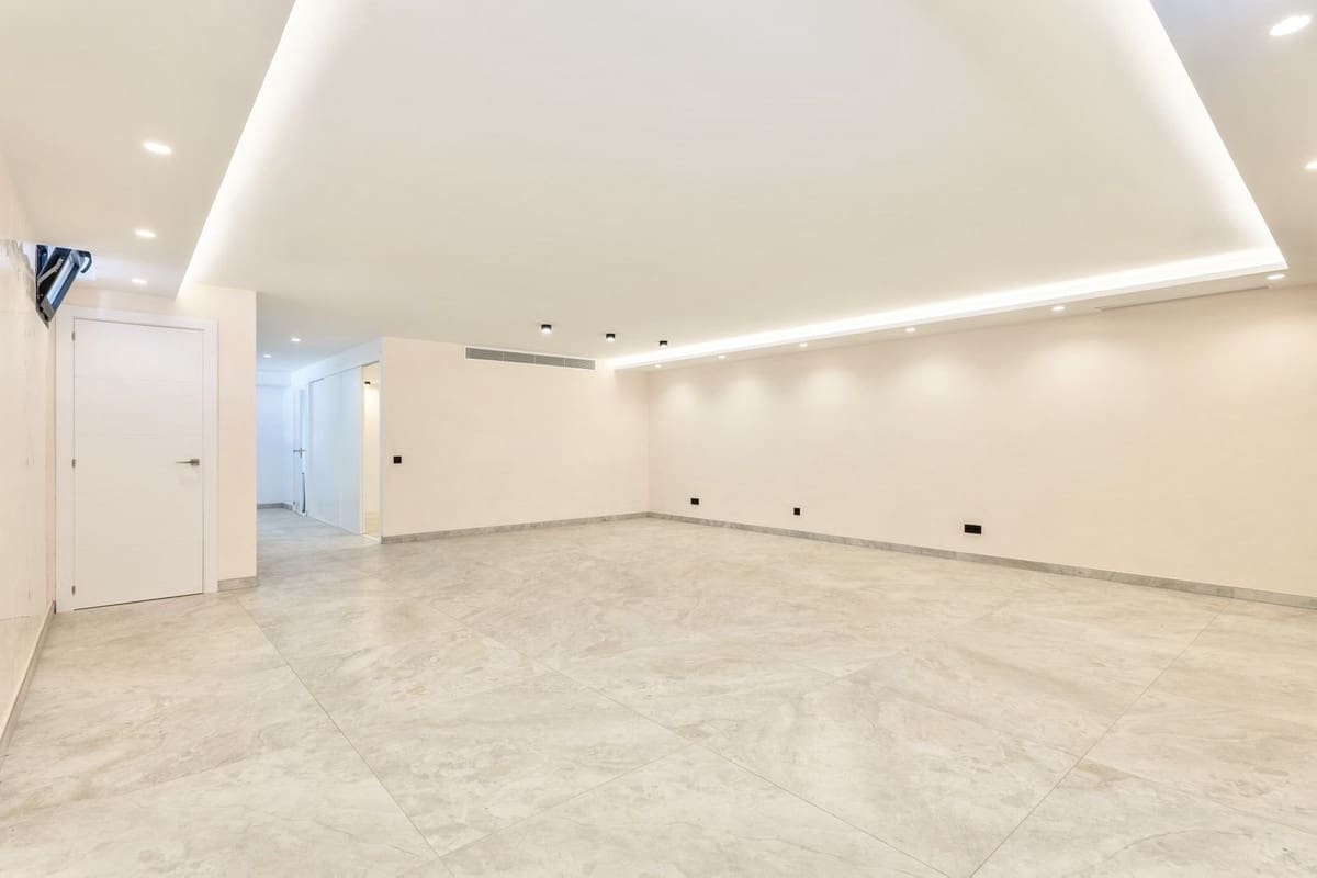 2 bedroom Villa for sale in Benalmadena with pool - € 1,400,000 (Ref: 10148246)